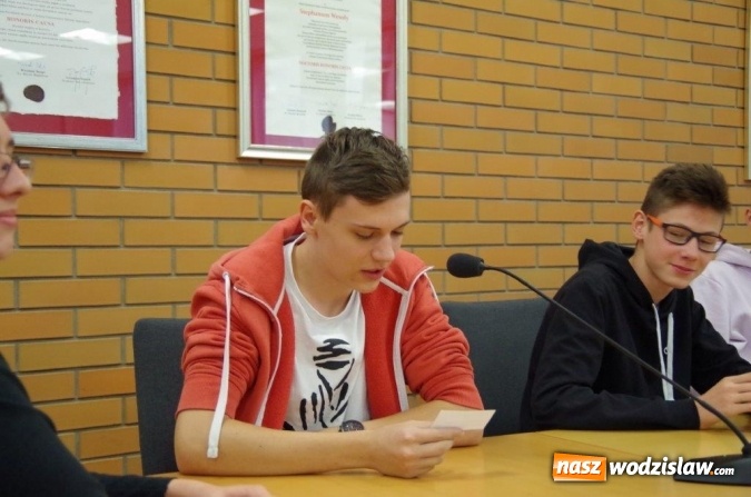 Zdjęcie w galerii na portalu naszwodzislaw.com: Interdyscyplinarna wycieczka dydaktyczna uczniów I LO wiadomości z regionu