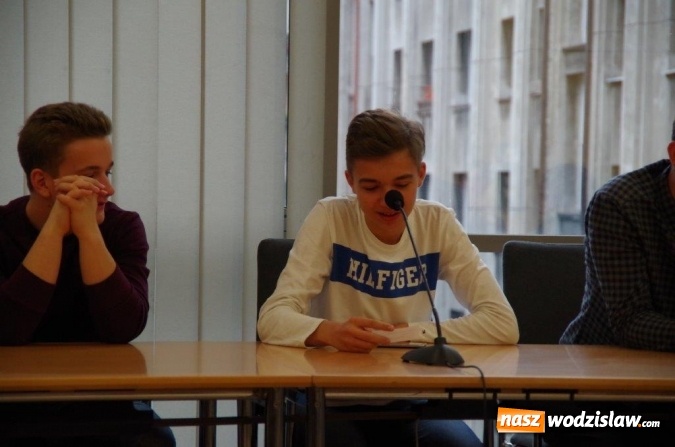 Zdjęcie w galerii na portalu naszwodzislaw.com: Interdyscyplinarna wycieczka dydaktyczna uczniów I LO wiadomości z regionu