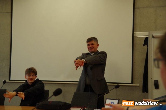 Zdjęcie w galerii na portalu naszwodzislaw.com: Interdyscyplinarna wycieczka dydaktyczna uczniów I LO wiadomości z regionu