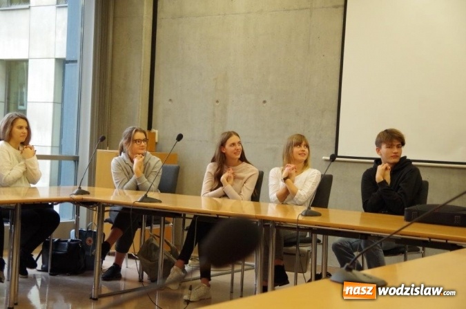 Zdjęcie w galerii na portalu naszwodzislaw.com: Interdyscyplinarna wycieczka dydaktyczna uczniów I LO wiadomości z regionu