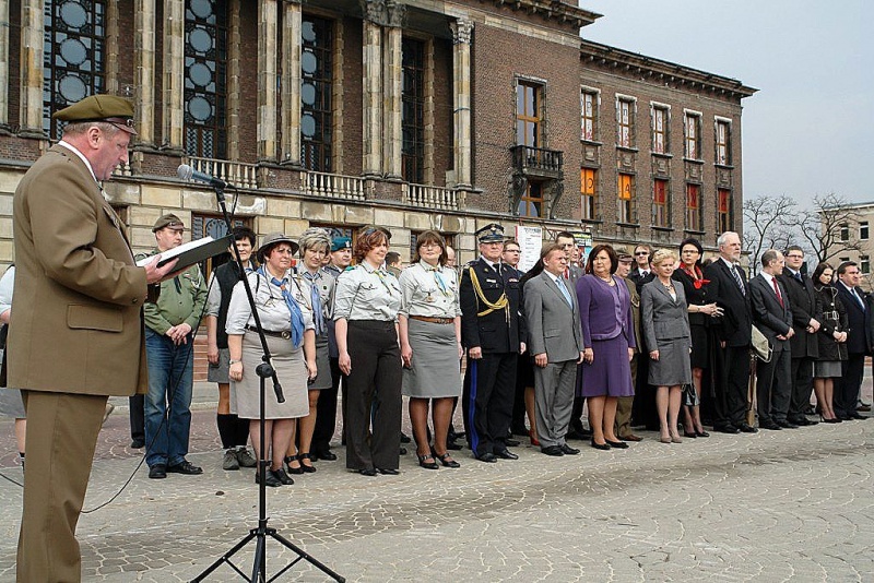 Zdjęcie w galerii na portalu naszwodzislaw.com: Prezydent razem z harcerzami wiadomości z regionu