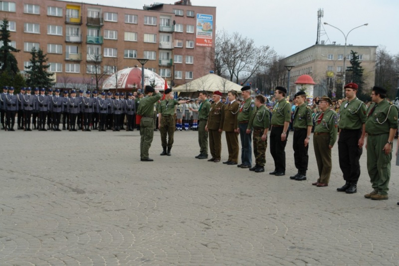 Zdjęcie w galerii na portalu naszwodzislaw.com: Prezydent razem z harcerzami wiadomości z regionu