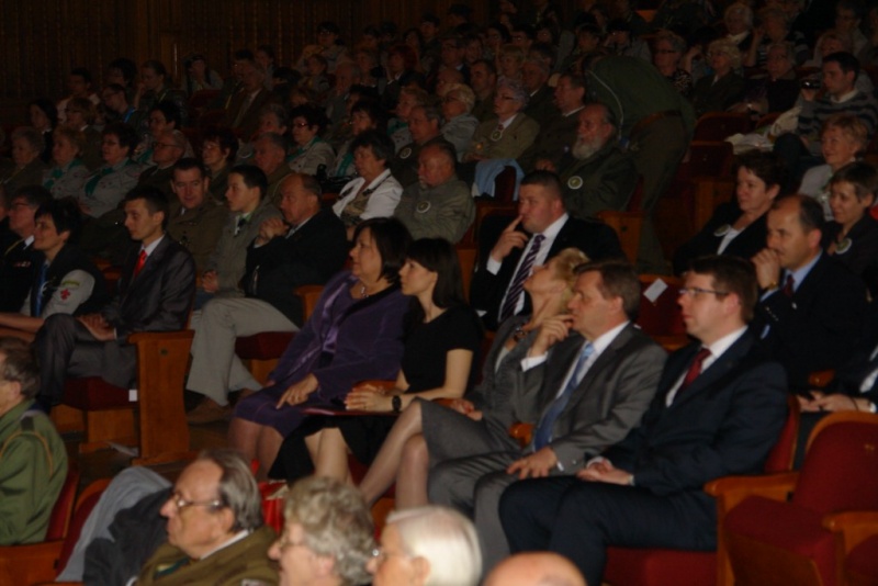 Zdjęcie w galerii na portalu naszwodzislaw.com: Prezydent razem z harcerzami wiadomości z regionu