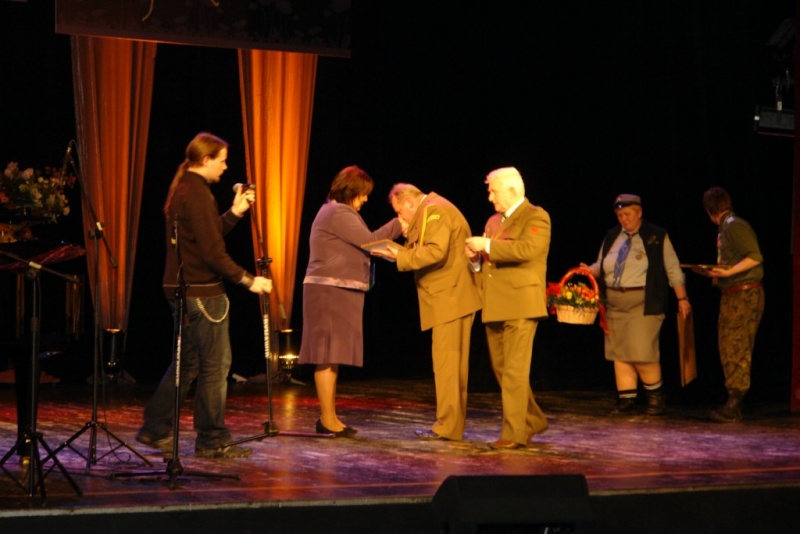 Zdjęcie w galerii na portalu naszwodzislaw.com: Prezydent razem z harcerzami wiadomości z regionu