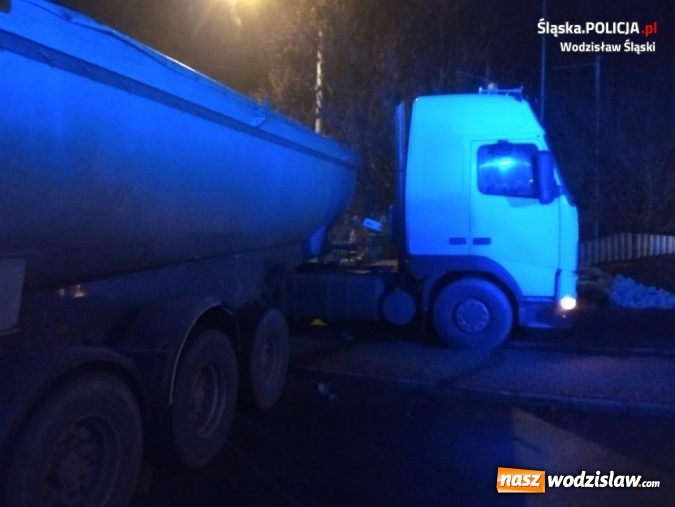 Zdjęcie w galerii na portalu naszwodzislaw.com: Osobówka zderzyła się z ciężarówką w Radlinie wiadomości z regionu