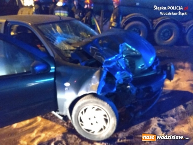 Zdjęcie w galerii na portalu naszwodzislaw.com: Osobówka zderzyła się z ciężarówką w Radlinie wiadomości z regionu