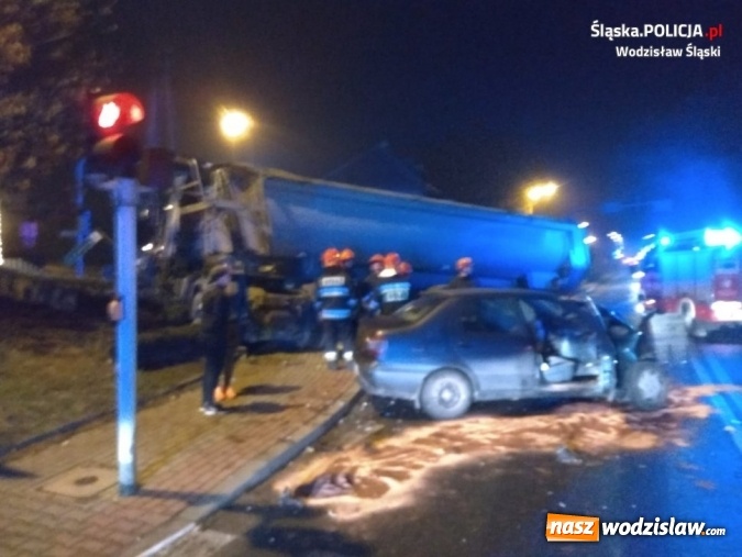 Zdjęcie w galerii na portalu naszwodzislaw.com: Osobówka zderzyła się z ciężarówką w Radlinie wiadomości z regionu