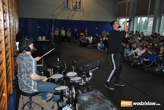 Zdjęcie w galerii na portalu naszwodzislaw.com: Profilaktyka w rytmie rapu w ZST wiadomości z regionu