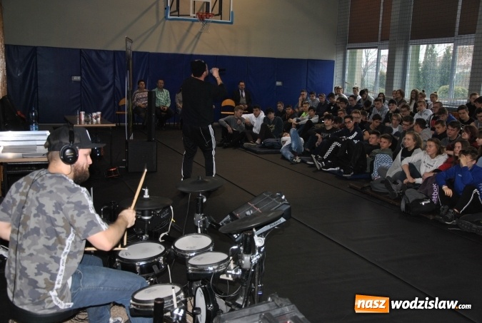 Zdjęcie w galerii na portalu naszwodzislaw.com: Profilaktyka w rytmie rapu w ZST wiadomości z regionu