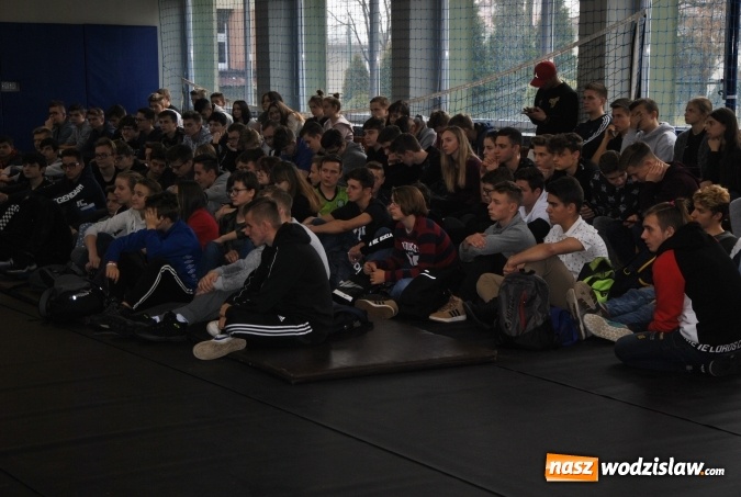 Zdjęcie w galerii na portalu naszwodzislaw.com: Profilaktyka w rytmie rapu w ZST wiadomości z regionu