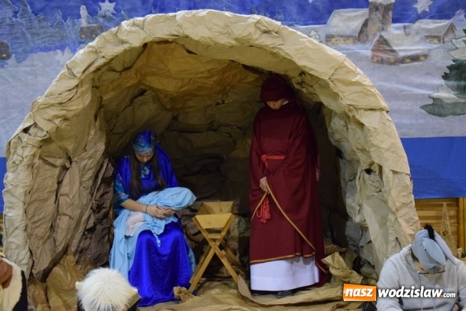 Zdjęcie w galerii na portalu naszwodzislaw.com: Światłość w ciemności się rodzi. Szkolne kolędowanie w Mszanie wiadomości z regionu