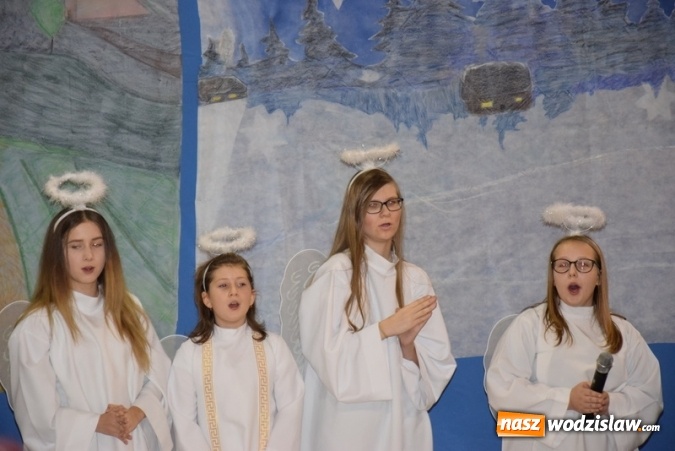 Zdjęcie w galerii na portalu naszwodzislaw.com: Światłość w ciemności się rodzi. Szkolne kolędowanie w Mszanie wiadomości z regionu