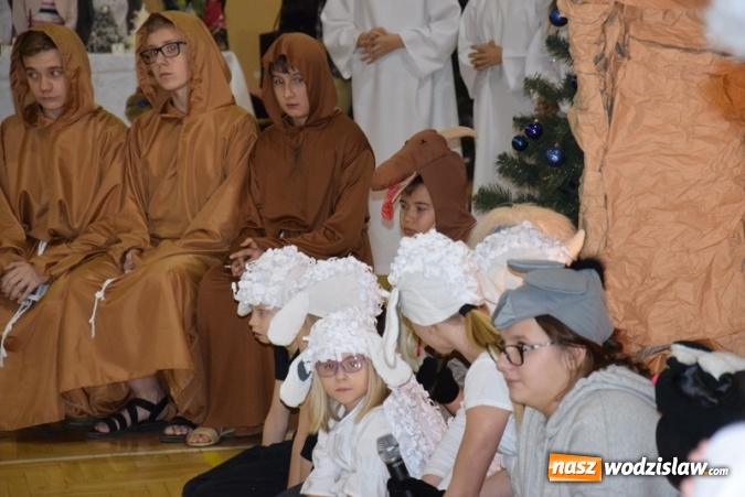 Zdjęcie w galerii na portalu naszwodzislaw.com: Światłość w ciemności się rodzi. Szkolne kolędowanie w Mszanie wiadomości z regionu