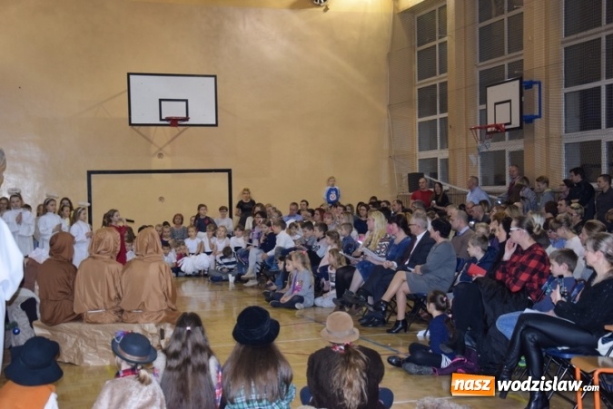 Zdjęcie w galerii na portalu naszwodzislaw.com: Światłość w ciemności się rodzi. Szkolne kolędowanie w Mszanie wiadomości z regionu