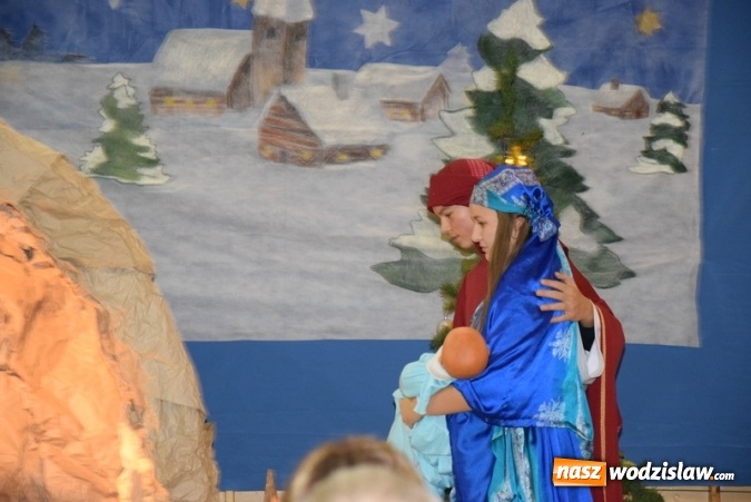 Zdjęcie w galerii na portalu naszwodzislaw.com: Światłość w ciemności się rodzi. Szkolne kolędowanie w Mszanie wiadomości z regionu