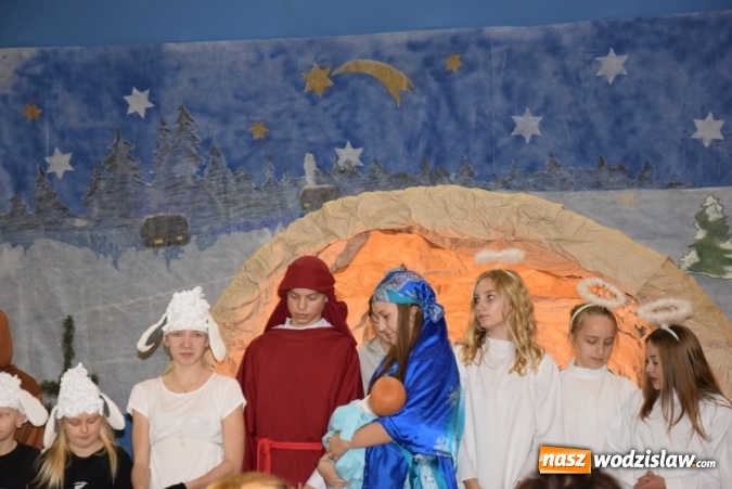 Zdjęcie w galerii na portalu naszwodzislaw.com: Światłość w ciemności się rodzi. Szkolne kolędowanie w Mszanie wiadomości z regionu