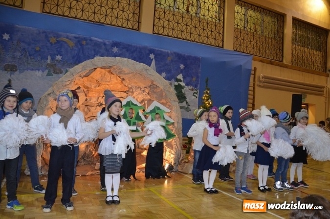 Zdjęcie w galerii na portalu naszwodzislaw.com: Światłość w ciemności się rodzi. Szkolne kolędowanie w Mszanie wiadomości z regionu