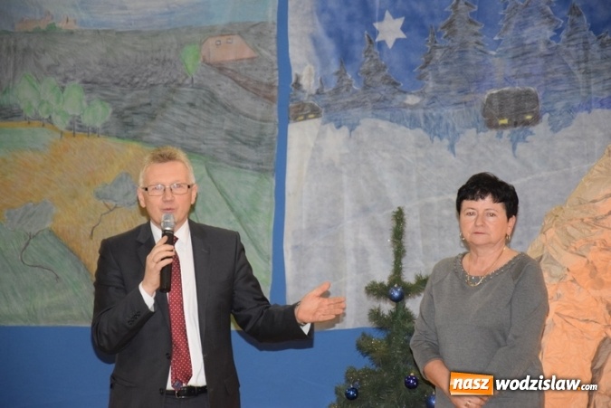 Zdjęcie w galerii na portalu naszwodzislaw.com: Światłość w ciemności się rodzi. Szkolne kolędowanie w Mszanie wiadomości z regionu