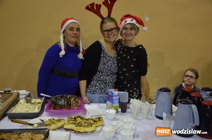 Zdjęcie w galerii na portalu naszwodzislaw.com: Światłość w ciemności się rodzi. Szkolne kolędowanie w Mszanie wiadomości z regionu