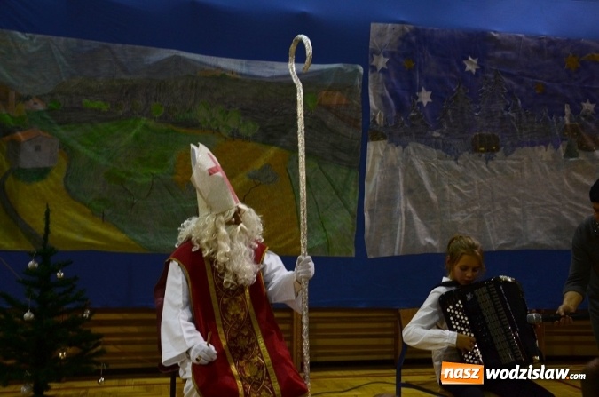 Zdjęcie w galerii na portalu naszwodzislaw.com: Światłość w ciemności się rodzi. Szkolne kolędowanie w Mszanie wiadomości z regionu