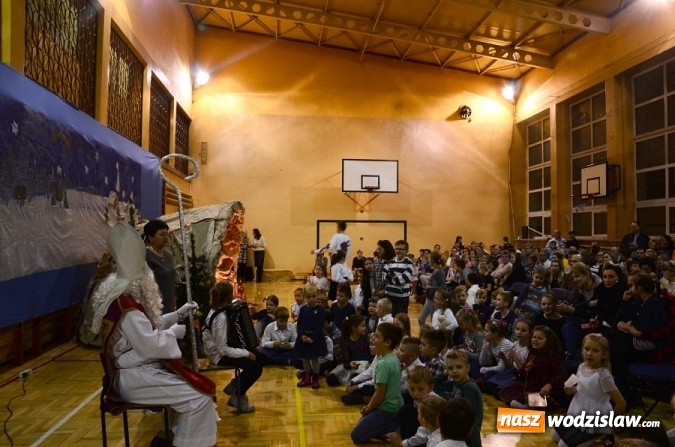 Zdjęcie w galerii na portalu naszwodzislaw.com: Światłość w ciemności się rodzi. Szkolne kolędowanie w Mszanie wiadomości z regionu