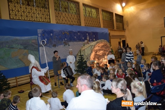 Zdjęcie w galerii na portalu naszwodzislaw.com: Światłość w ciemności się rodzi. Szkolne kolędowanie w Mszanie wiadomości z regionu