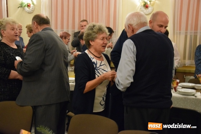 Zdjęcie w galerii na portalu naszwodzislaw.com: Seniorzy z Gogołowej połamali się opłatkiem i wspólnie kolędowali wiadomości z regionu