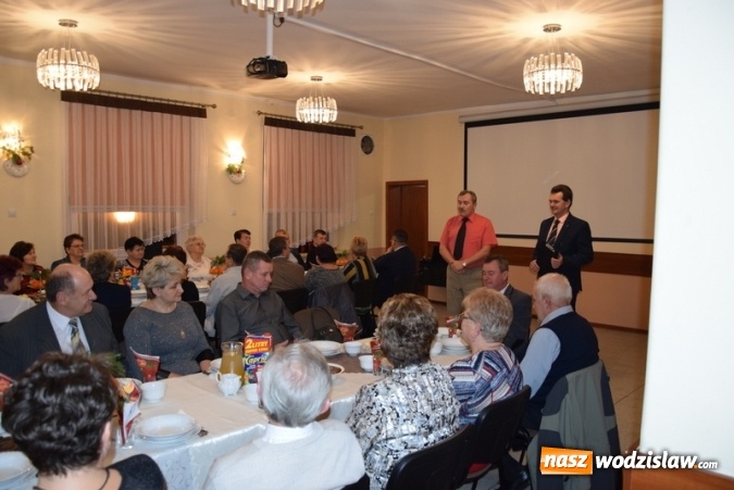 Zdjęcie w galerii na portalu naszwodzislaw.com: Seniorzy z Gogołowej połamali się opłatkiem i wspólnie kolędowali wiadomości z regionu