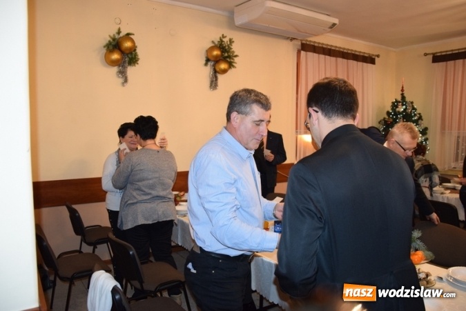 Zdjęcie w galerii na portalu naszwodzislaw.com: Seniorzy z Gogołowej połamali się opłatkiem i wspólnie kolędowali wiadomości z regionu