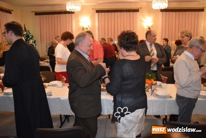 Zdjęcie w galerii na portalu naszwodzislaw.com: Seniorzy z Gogołowej połamali się opłatkiem i wspólnie kolędowali wiadomości z regionu