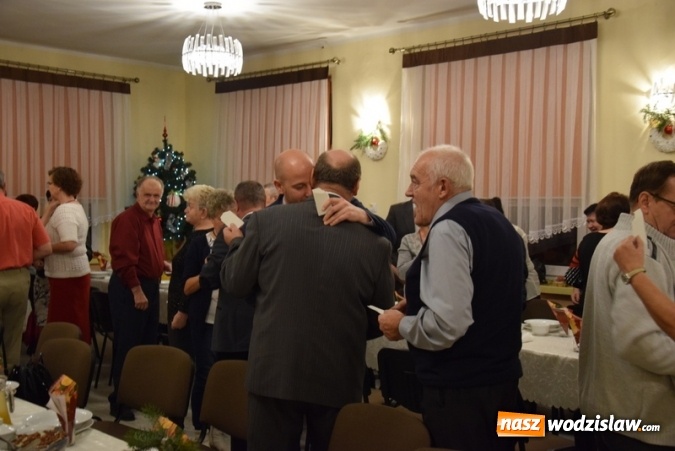 Zdjęcie w galerii na portalu naszwodzislaw.com: Seniorzy z Gogołowej połamali się opłatkiem i wspólnie kolędowali wiadomości z regionu