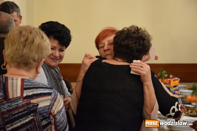 Zdjęcie w galerii na portalu naszwodzislaw.com: Seniorzy z Gogołowej połamali się opłatkiem i wspólnie kolędowali wiadomości z regionu