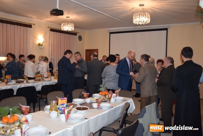 Zdjęcie w galerii na portalu naszwodzislaw.com: Seniorzy z Gogołowej połamali się opłatkiem i wspólnie kolędowali wiadomości z regionu