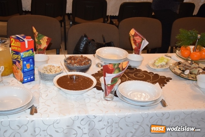 Zdjęcie w galerii na portalu naszwodzislaw.com: Seniorzy z Gogołowej połamali się opłatkiem i wspólnie kolędowali wiadomości z regionu