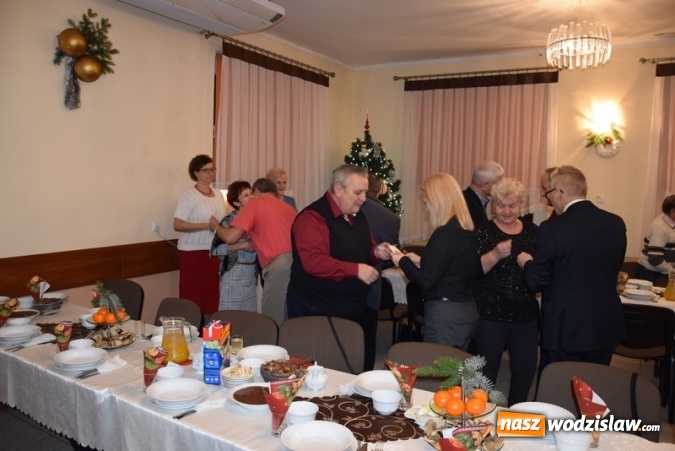 Zdjęcie w galerii na portalu naszwodzislaw.com: Seniorzy z Gogołowej połamali się opłatkiem i wspólnie kolędowali wiadomości z regionu
