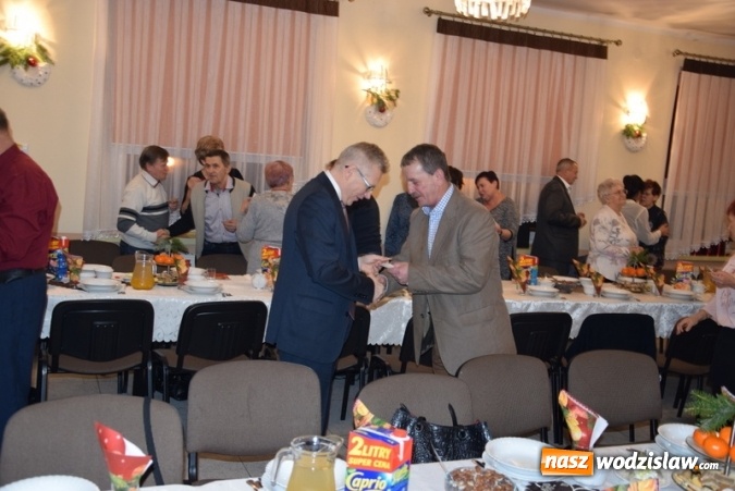 Zdjęcie w galerii na portalu naszwodzislaw.com: Seniorzy z Gogołowej połamali się opłatkiem i wspólnie kolędowali wiadomości z regionu