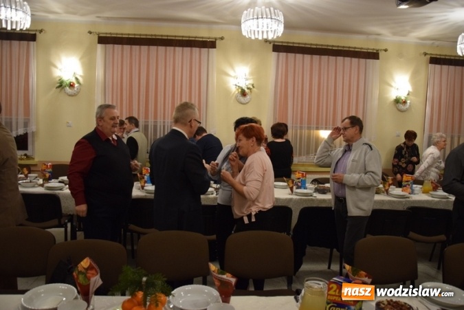 Zdjęcie w galerii na portalu naszwodzislaw.com: Seniorzy z Gogołowej połamali się opłatkiem i wspólnie kolędowali wiadomości z regionu