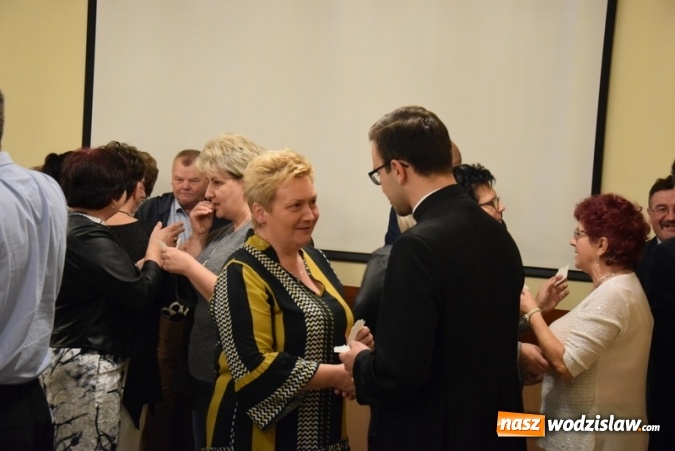 Zdjęcie w galerii na portalu naszwodzislaw.com: Seniorzy z Gogołowej połamali się opłatkiem i wspólnie kolędowali wiadomości z regionu