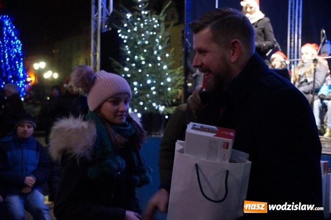 Zdjęcie w galerii na portalu naszwodzislaw.com: Kilkaset osób obchodziło wigilię na wodzisławskim rynku wiadomości z regionu