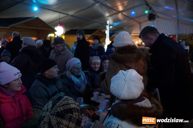 Zdjęcie w galerii na portalu naszwodzislaw.com: Kilkaset osób obchodziło wigilię na wodzisławskim rynku wiadomości z regionu