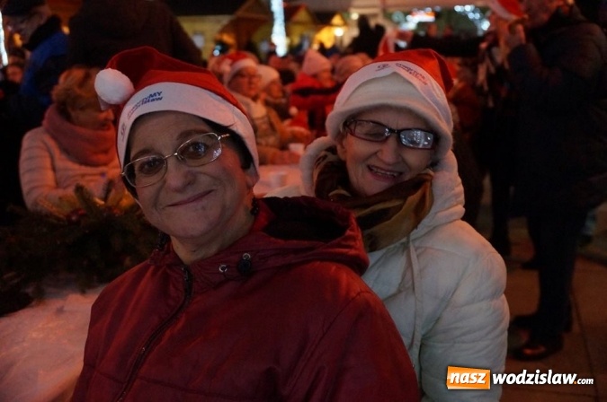 Zdjęcie w galerii na portalu naszwodzislaw.com: Kilkaset osób obchodziło wigilię na wodzisławskim rynku wiadomości z regionu
