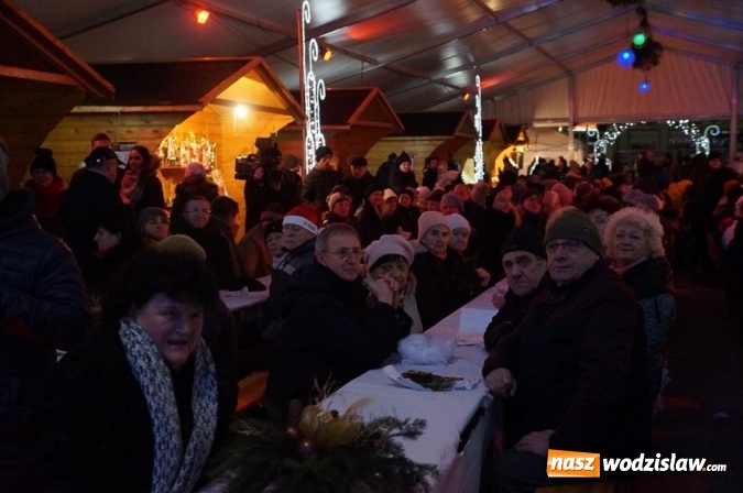 Zdjęcie w galerii na portalu naszwodzislaw.com: Kilkaset osób obchodziło wigilię na wodzisławskim rynku wiadomości z regionu