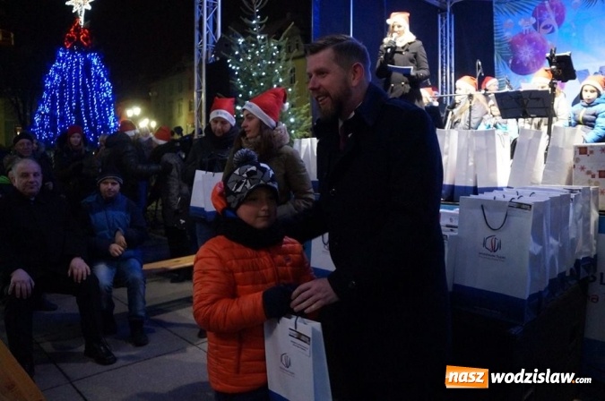 Zdjęcie w galerii na portalu naszwodzislaw.com: Kilkaset osób obchodziło wigilię na wodzisławskim rynku wiadomości z regionu