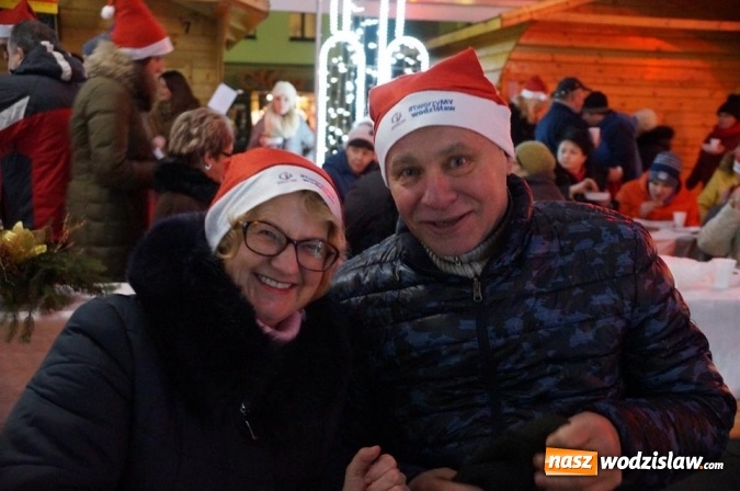 Zdjęcie w galerii na portalu naszwodzislaw.com: Kilkaset osób obchodziło wigilię na wodzisławskim rynku wiadomości z regionu