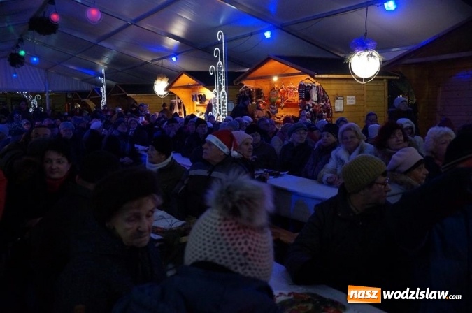 Zdjęcie w galerii na portalu naszwodzislaw.com: Kilkaset osób obchodziło wigilię na wodzisławskim rynku wiadomości z regionu