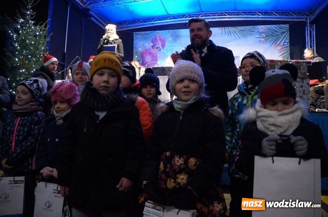 Zdjęcie w galerii na portalu naszwodzislaw.com: Kilkaset osób obchodziło wigilię na wodzisławskim rynku wiadomości z regionu