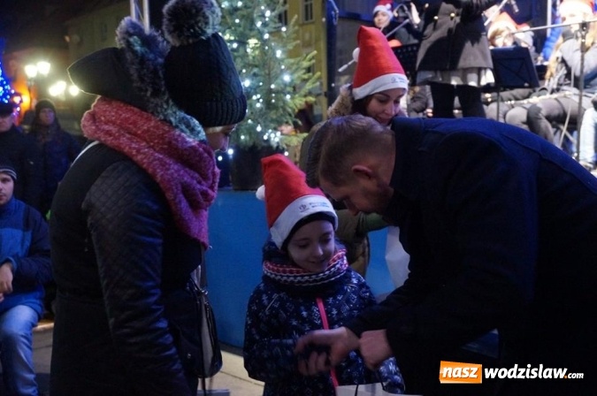 Zdjęcie w galerii na portalu naszwodzislaw.com: Kilkaset osób obchodziło wigilię na wodzisławskim rynku wiadomości z regionu