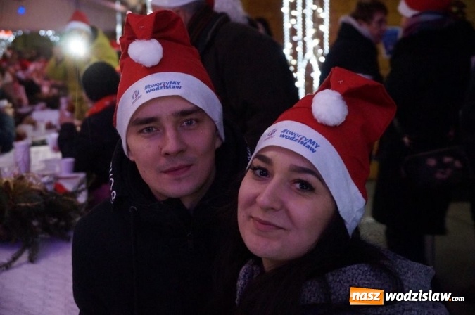 Zdjęcie w galerii na portalu naszwodzislaw.com: Kilkaset osób obchodziło wigilię na wodzisławskim rynku wiadomości z regionu