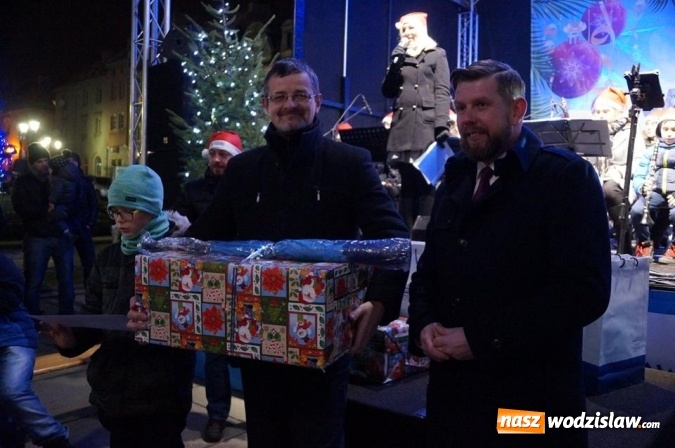 Zdjęcie w galerii na portalu naszwodzislaw.com: Kilkaset osób obchodziło wigilię na wodzisławskim rynku wiadomości z regionu