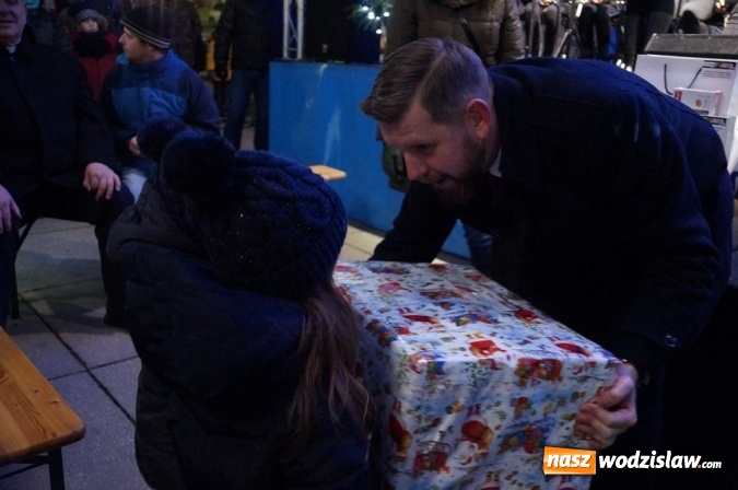Zdjęcie w galerii na portalu naszwodzislaw.com: Kilkaset osób obchodziło wigilię na wodzisławskim rynku wiadomości z regionu